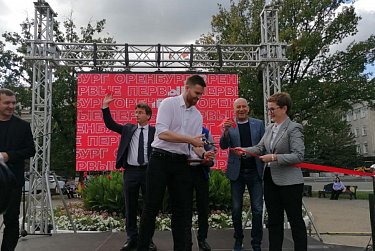 Вернисаж в сквере у фонтана